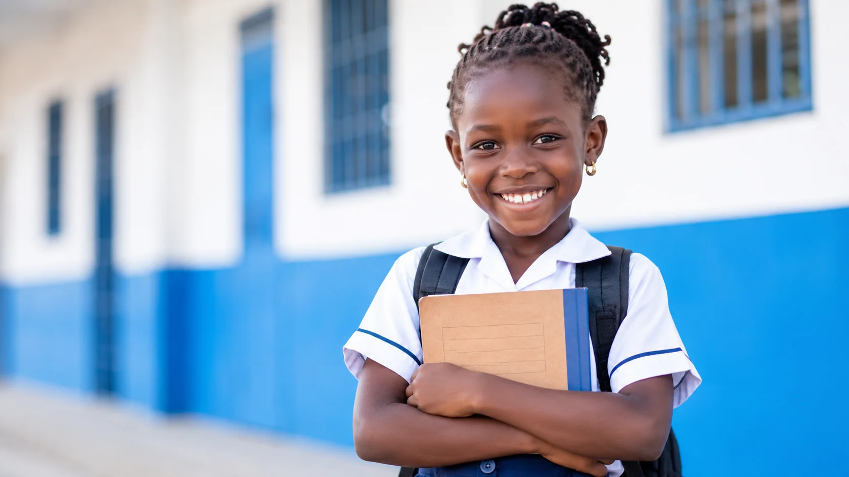 Élève avec cahier utilisant Educapp RDC pour la gestion scolaire